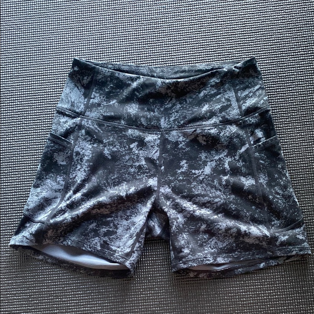The Gym People Women's Gray Patterned Shorts high waist bike shorts